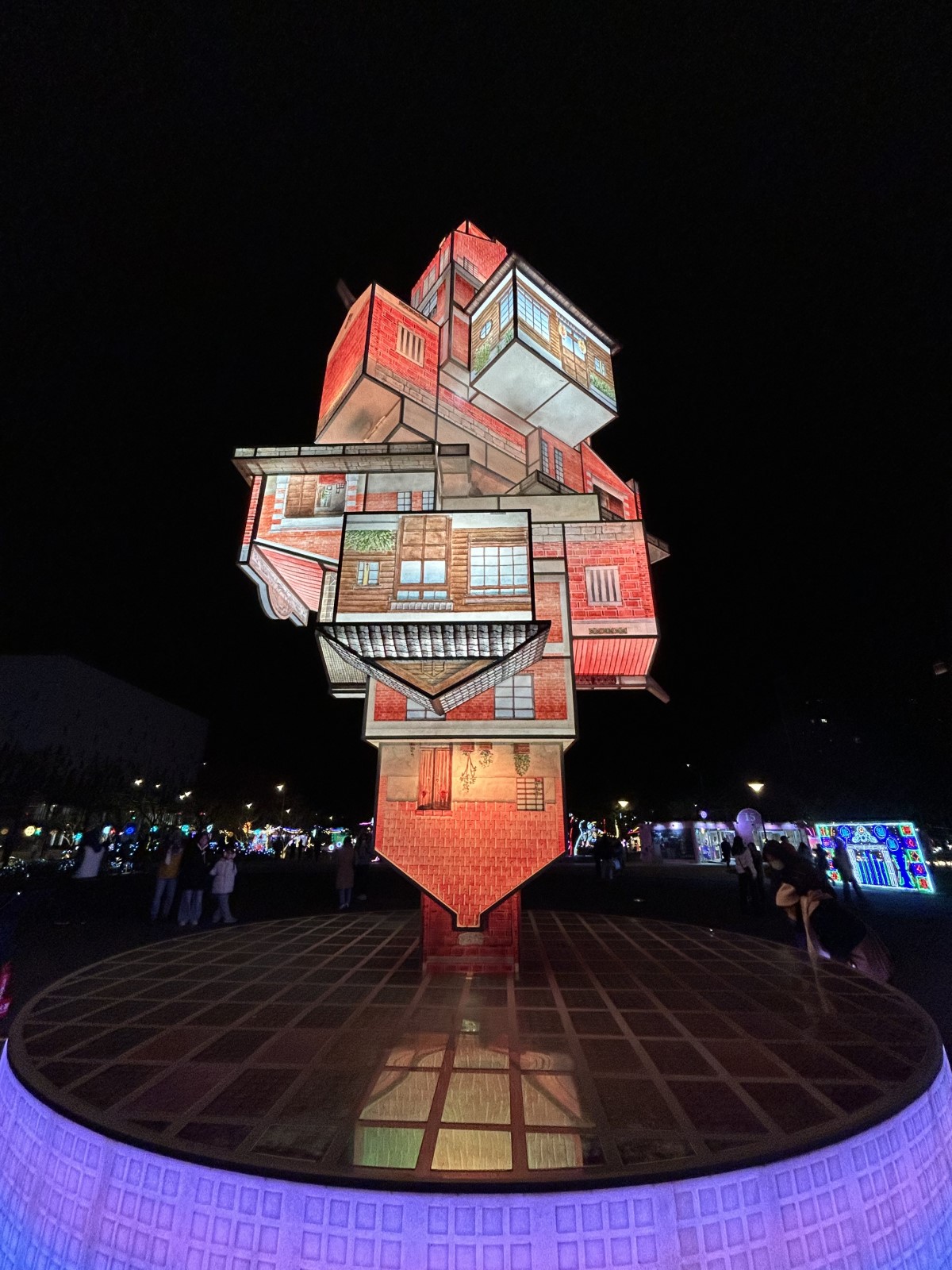 ▲「家」於展覽開燈期間,每整點和半點進行音樂燈光秀,精采奪目,歡迎前往欣賞。(圖片來源:桃園市政府客家事務局)