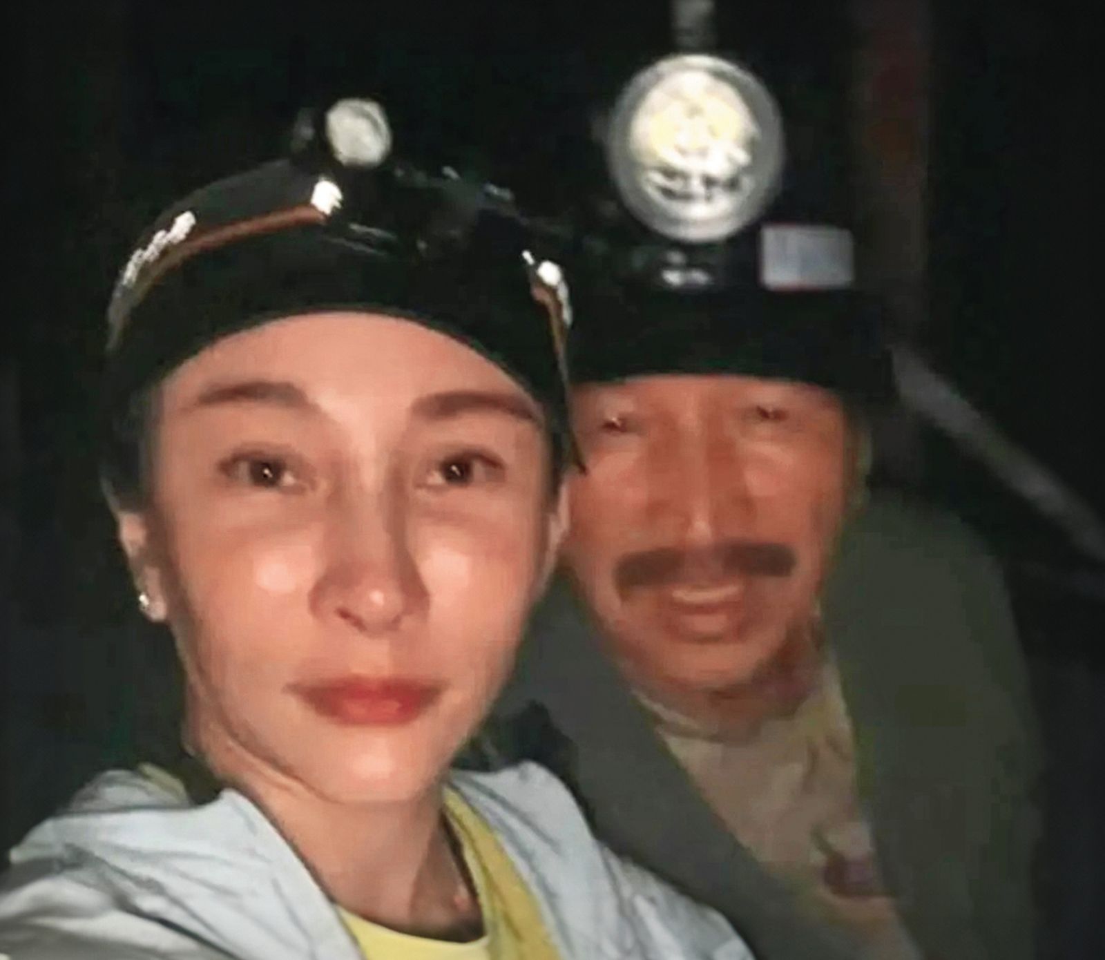 温嵐父親（右）因肺癌於去年底過世，讓温嵐（左）悲傷不已。