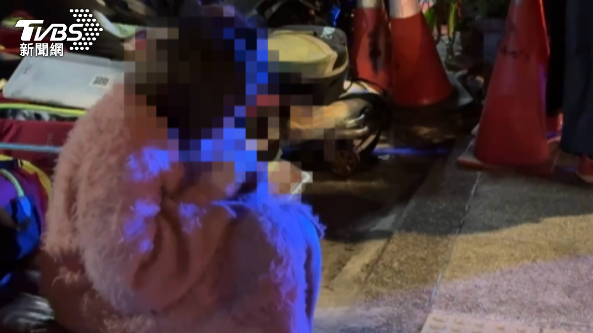 現場畫面曝!中和套房失火「男成焦屍」 女友崩潰掩面痛哭
