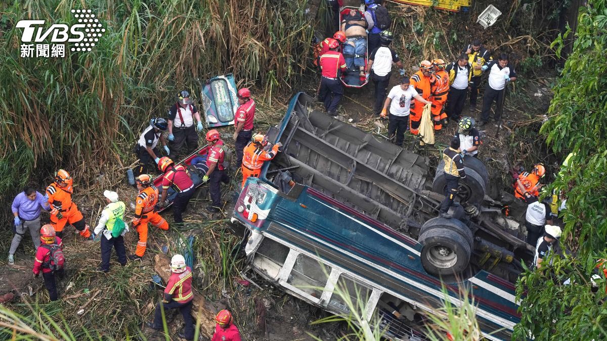瓜地馬拉首都瓜地馬拉市10日發生巴士墜谷意外，至少54名乘客不幸喪生。（圖／達志影像美聯社）