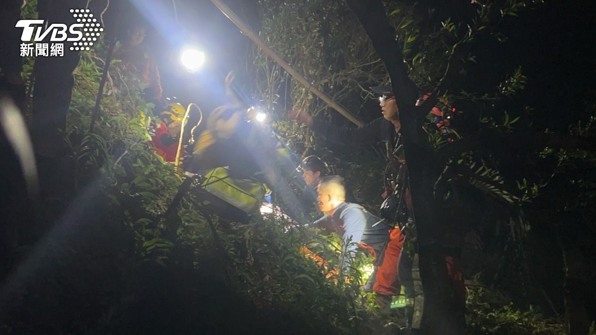 警消抵達後，最終在農地旁6米邊坡下發現劉男。（圖／TVBS）