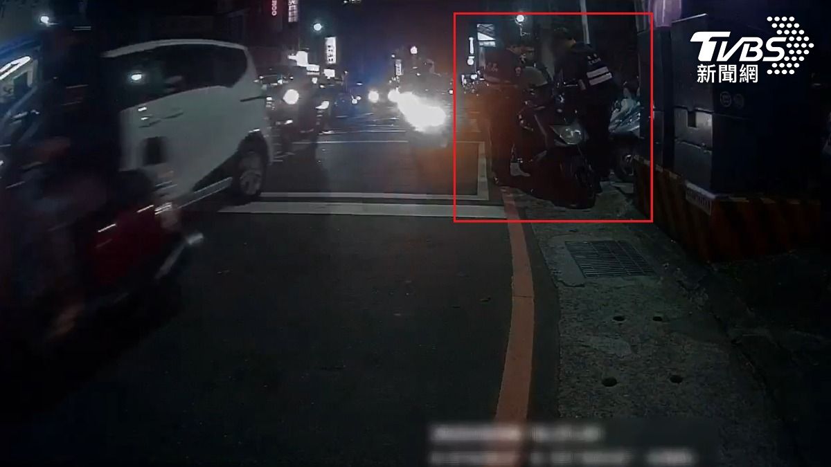 陳姓男子侵占前女友的機車不還,員警將其攔截逮捕。(圖/TVBS)