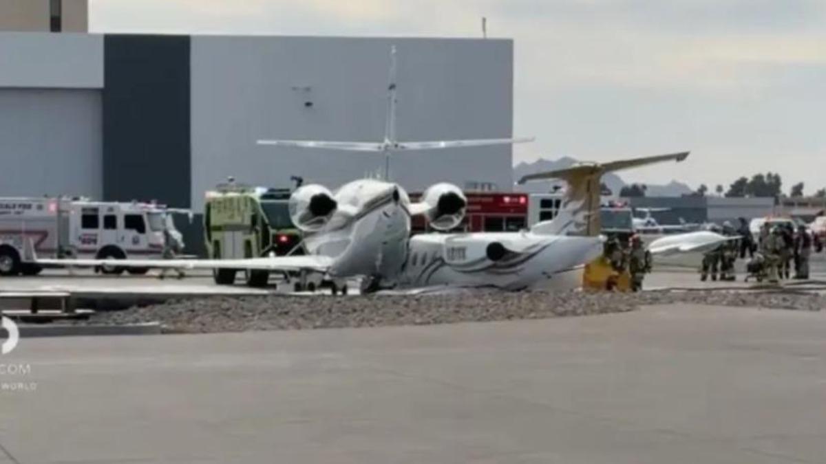飛機在沒有啟動起落架下直接以機身貼在地面、與另1架飛機並排。（圖／翻攝自X@HexdlineNews）