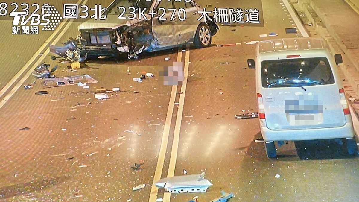 轎車國道自撞!駕駛未繫安全帶拋飛「腦溢血重傷」 驚悚畫面曝