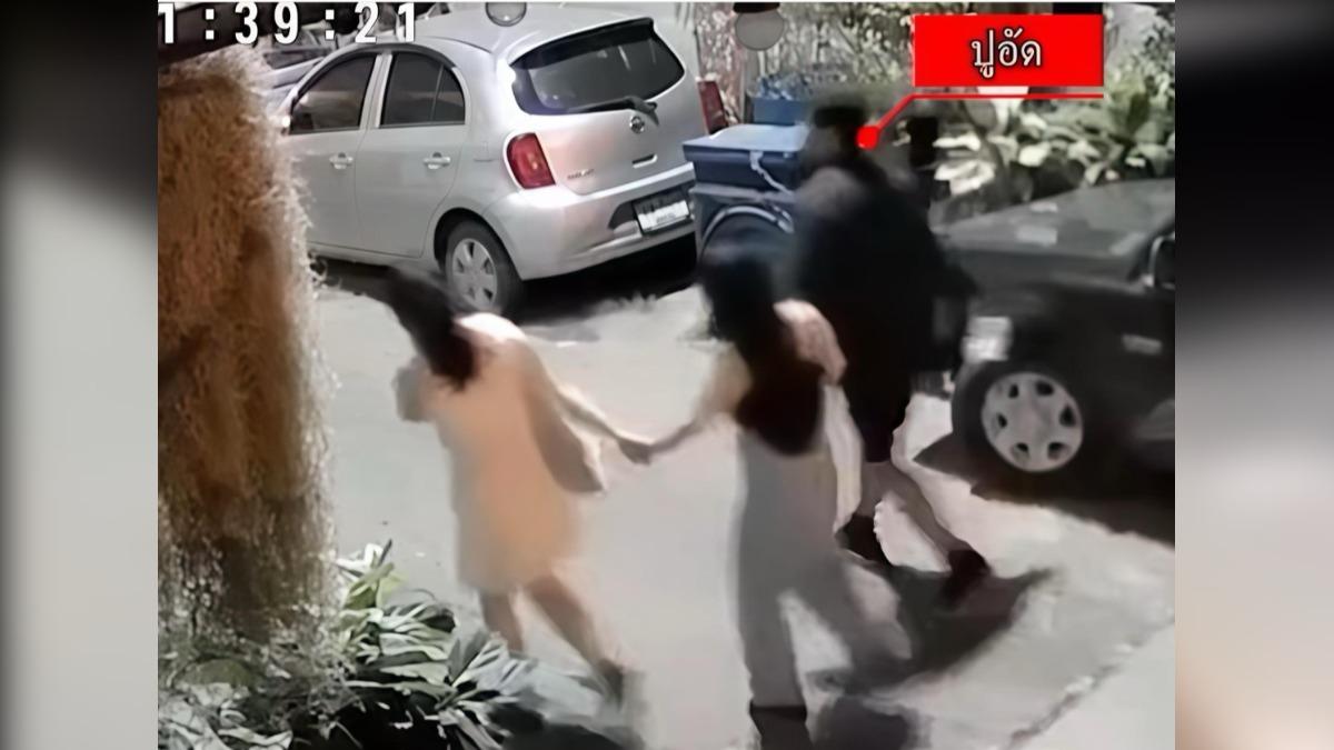 監視器畫面曝光有第三人在場。(圖/翻攝自泰國清邁象臉書)