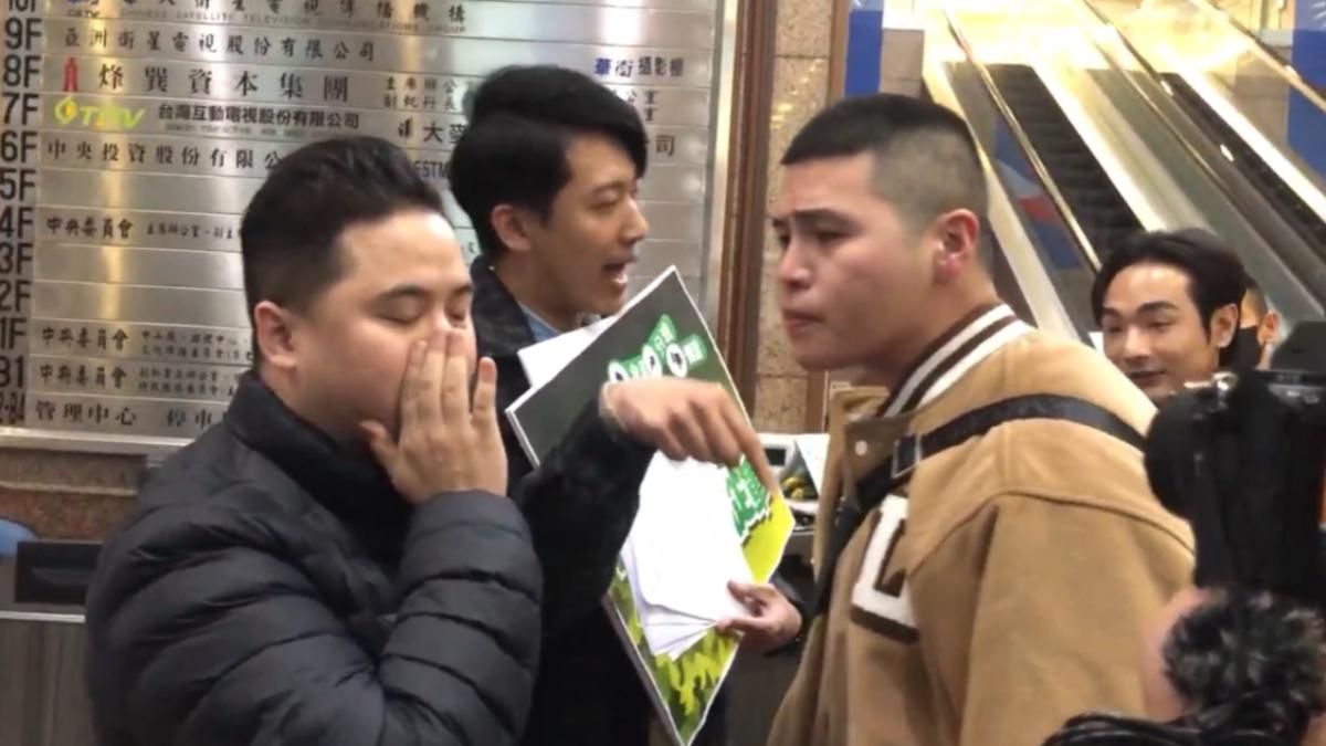 八炯與饒舌歌手閩南狼10日下午5點突然衝進國民黨中央黨部,稱受到國民黨青年丁瑀邀請,要求申請加入國民黨。(圖/國民黨提供)