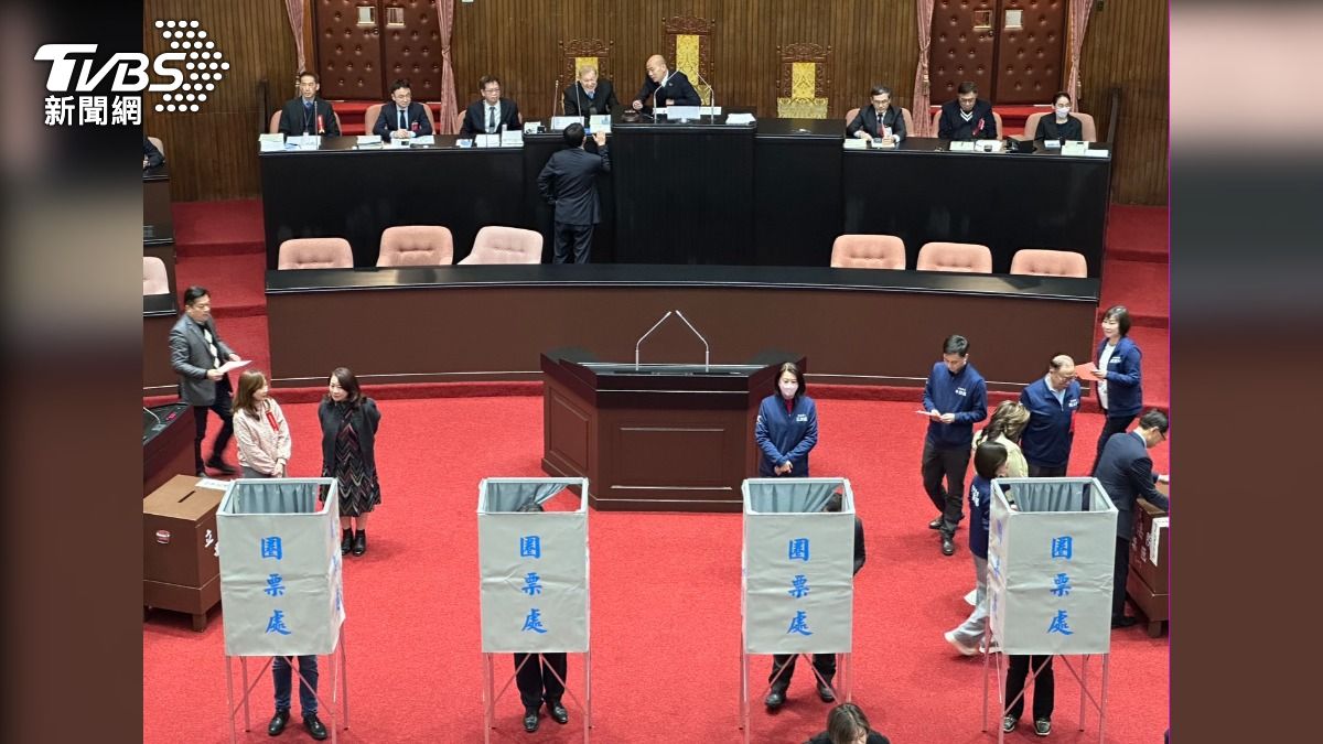 立法院今(11)日表決行政院針對《公職人員選舉罷免法》提出的覆議案。(圖/林茜妤攝)