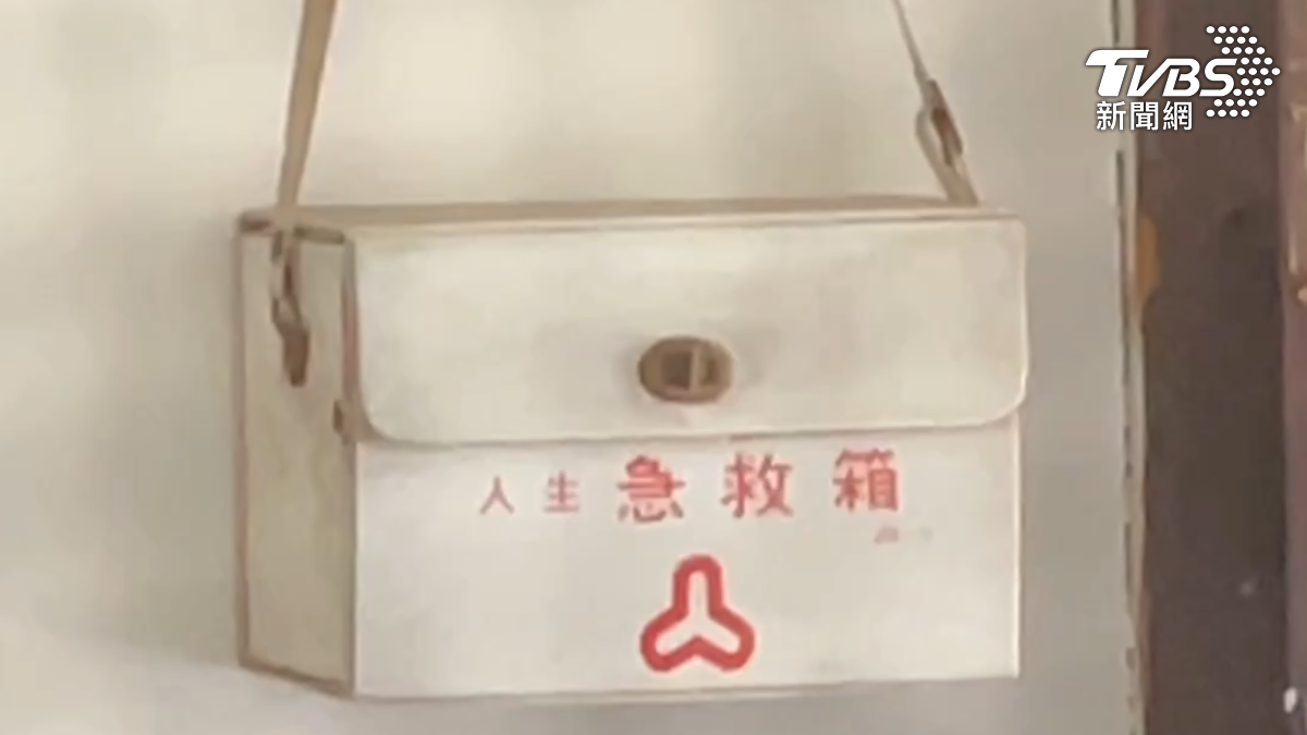 張嫌家中掛著人生急救箱，十分諷刺。（圖／TVBS）