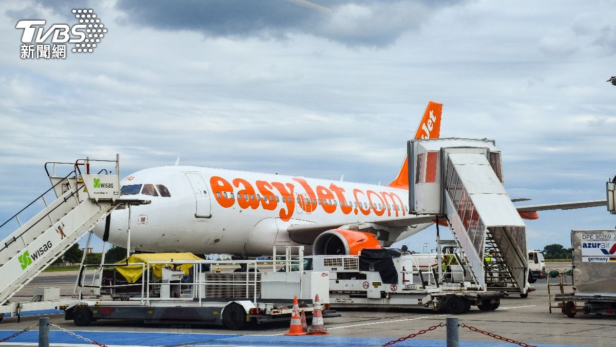 英廉航飛到一半「機師突昏倒」 空姐嚇壞急向乘客求救