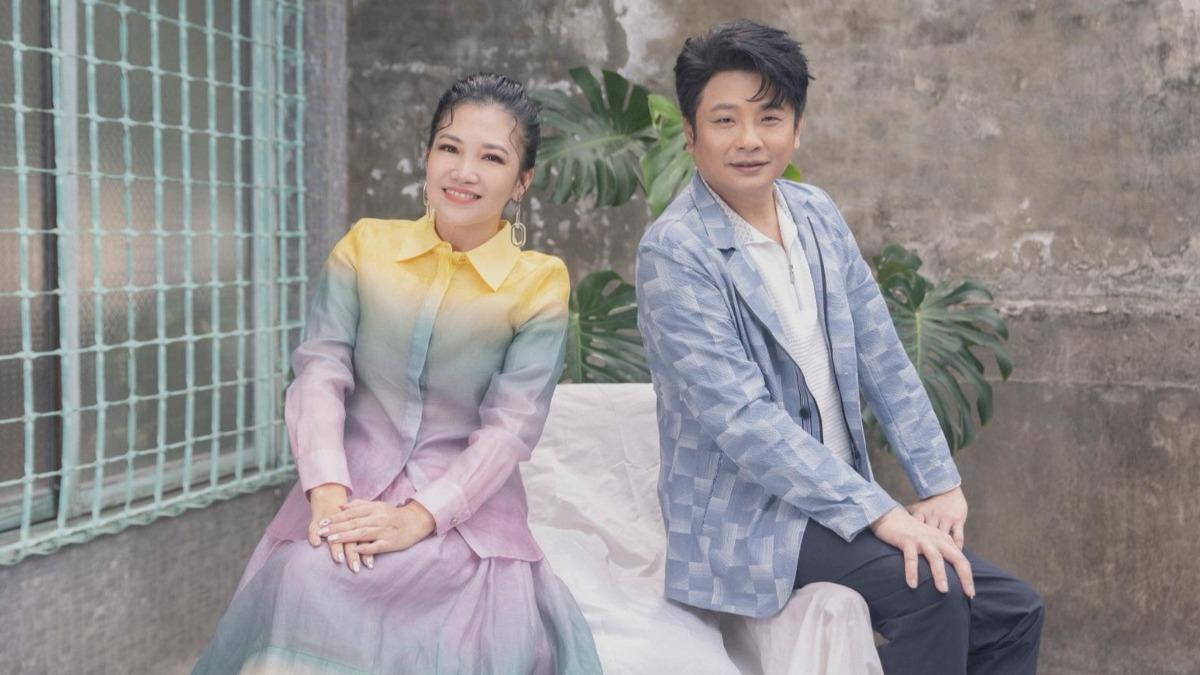 黃妃(左)和同門師弟蔡佳麟對唱俏皮情歌〈陪伴〉。(圖/華特音樂提供)