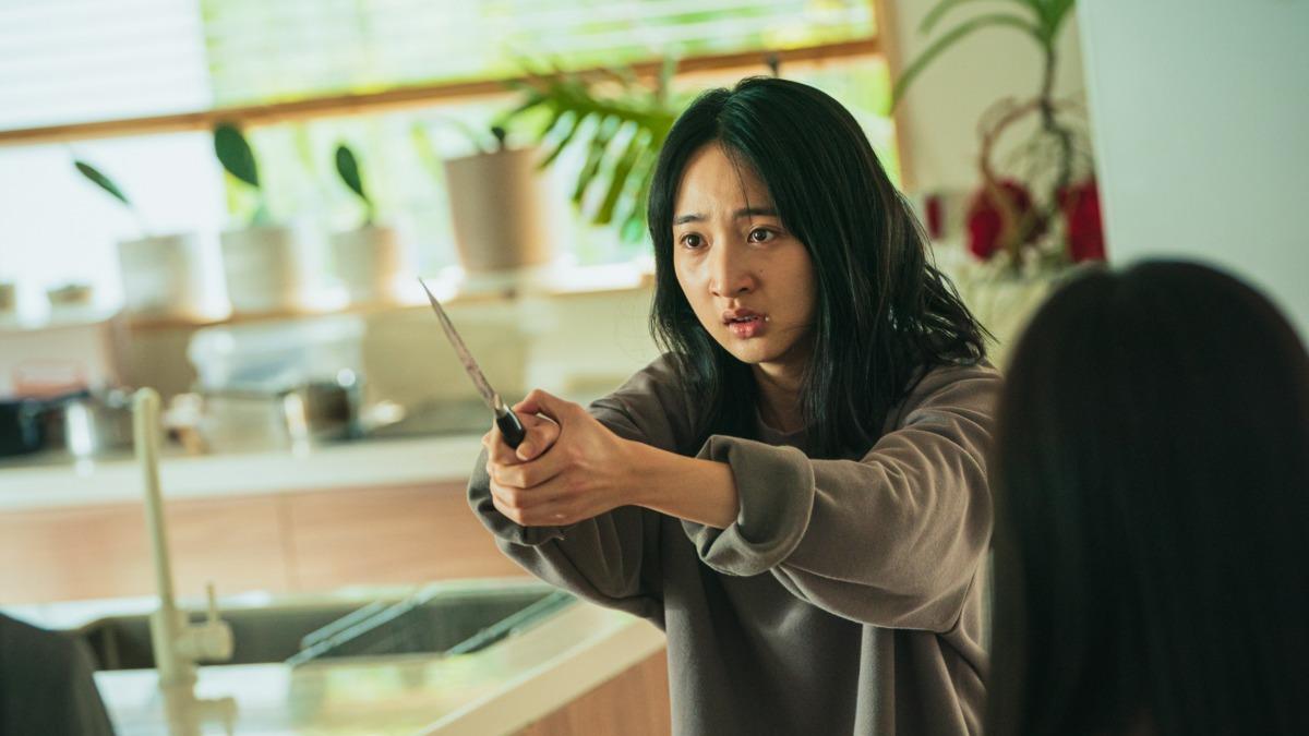 李沐手持尖刀露出驚恐表情,引起影迷期待。(圖/華映提供)