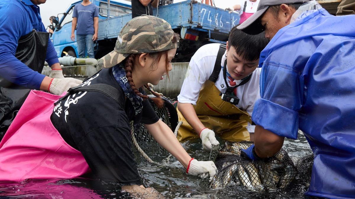 許富凱(中)和黃于庭「香魚搶收大戰」。(圖/三立提供)