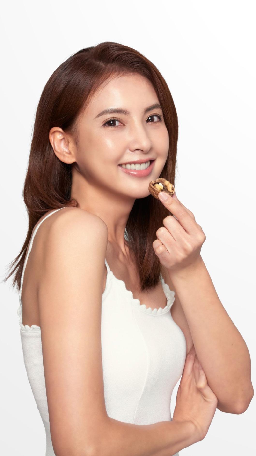 韋汝火辣拍形象照。(圖/健康食品RAW提供)