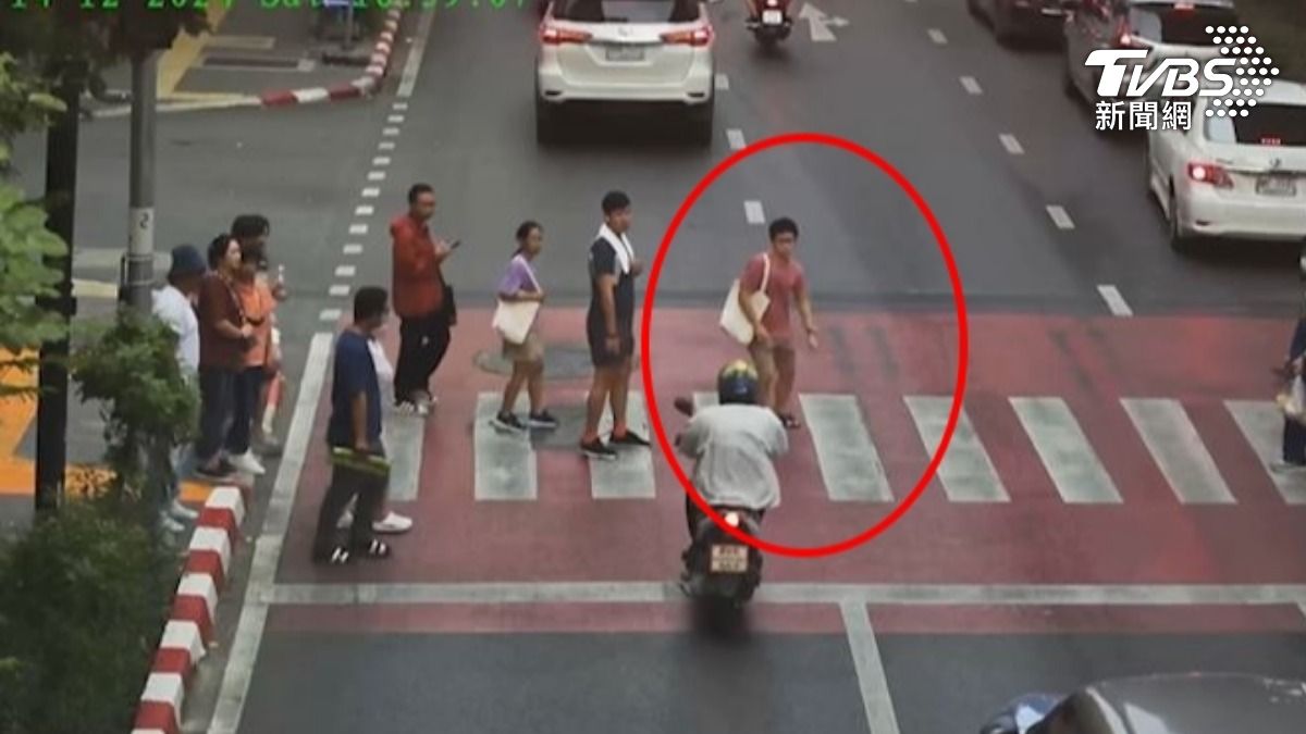 機車差點撞到行人。（圖／達志影像美聯社）
