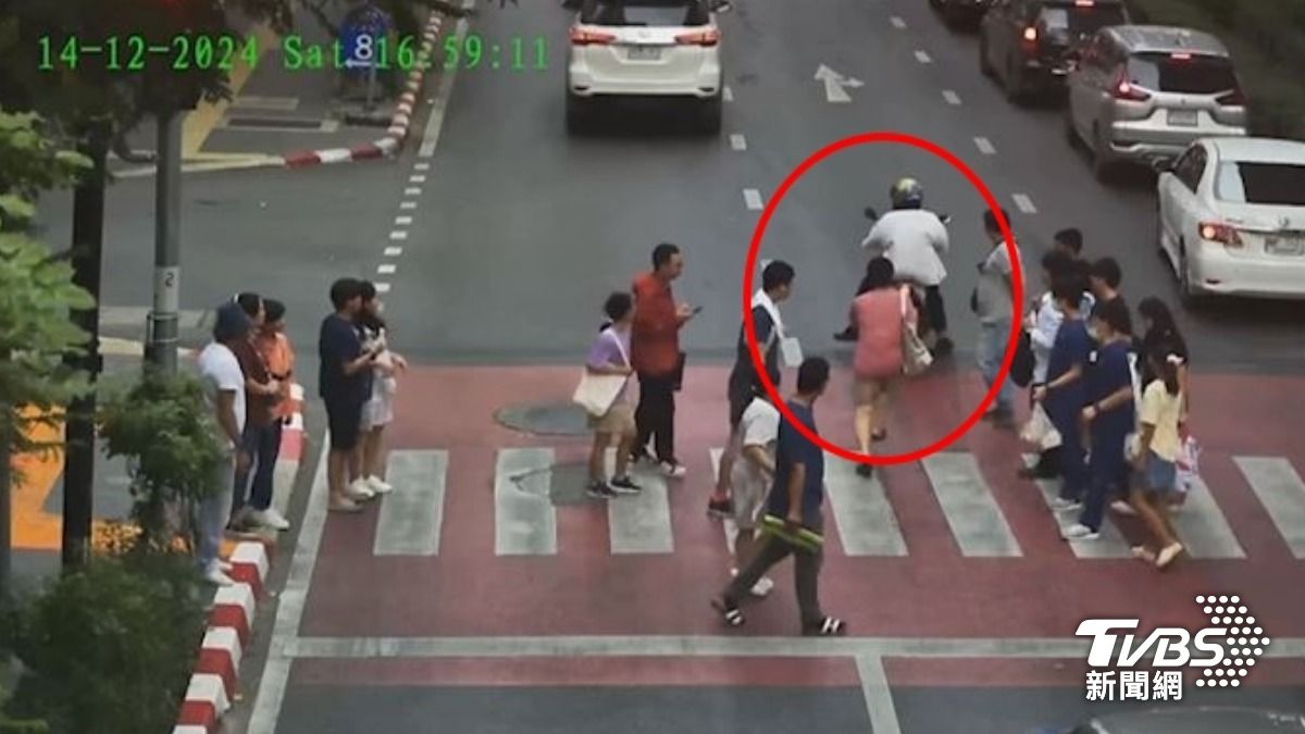 行人追著機車騎士。（圖／達志影像美聯社）