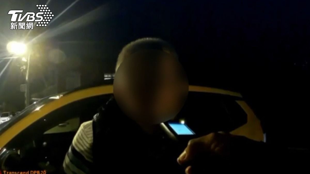 開車左搖右晃計程車運將酒駕被抓 下秒在警車上「炸屎」