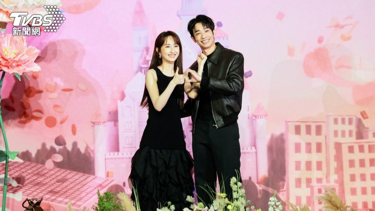 柯佳嬿(左)、劉以豪飾演夫妻,一起面臨婚姻習題。(圖/趙世平攝)