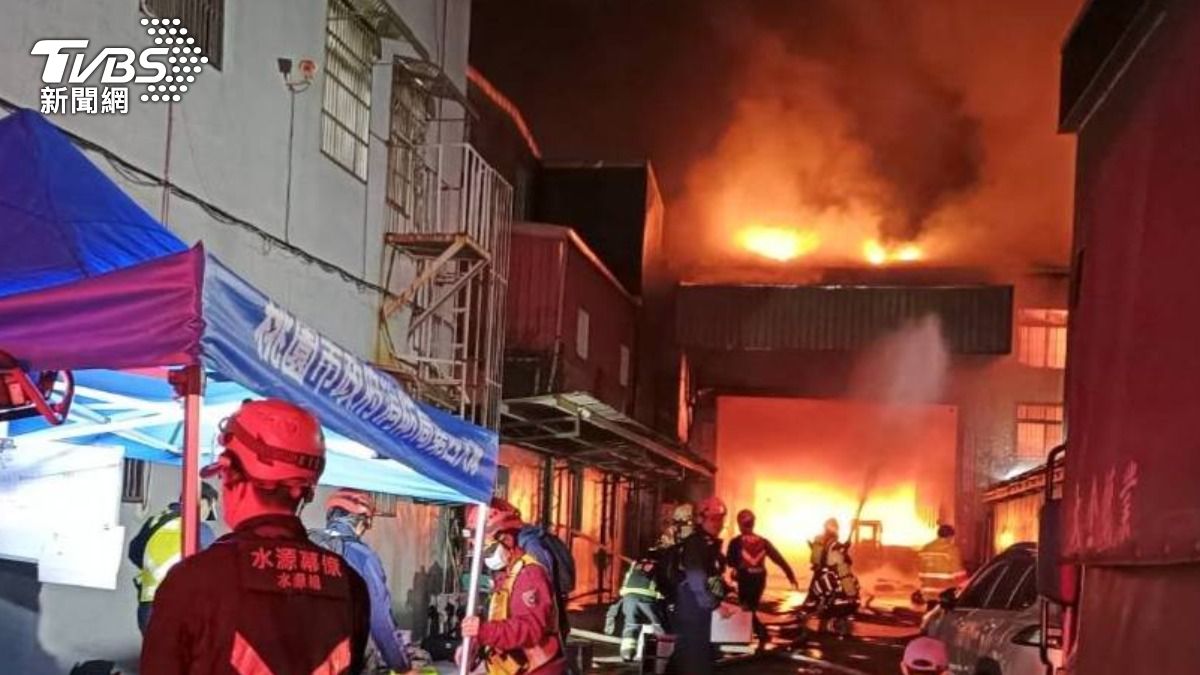 桃園龍潭工廠火警!1男送醫 濃煙猛竄「2區」居民注意空汙