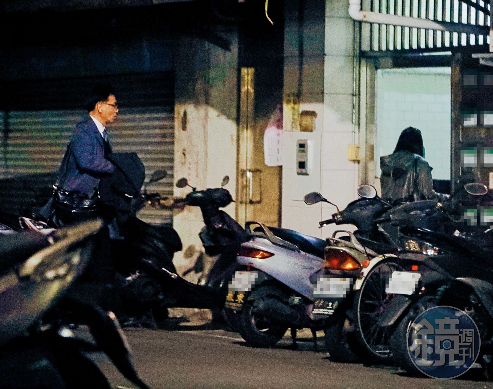 2025.01.16 20:00 高女(右)與陳鴻震(左)一前一後進入女方住處過夜。(圖/鏡週刊)