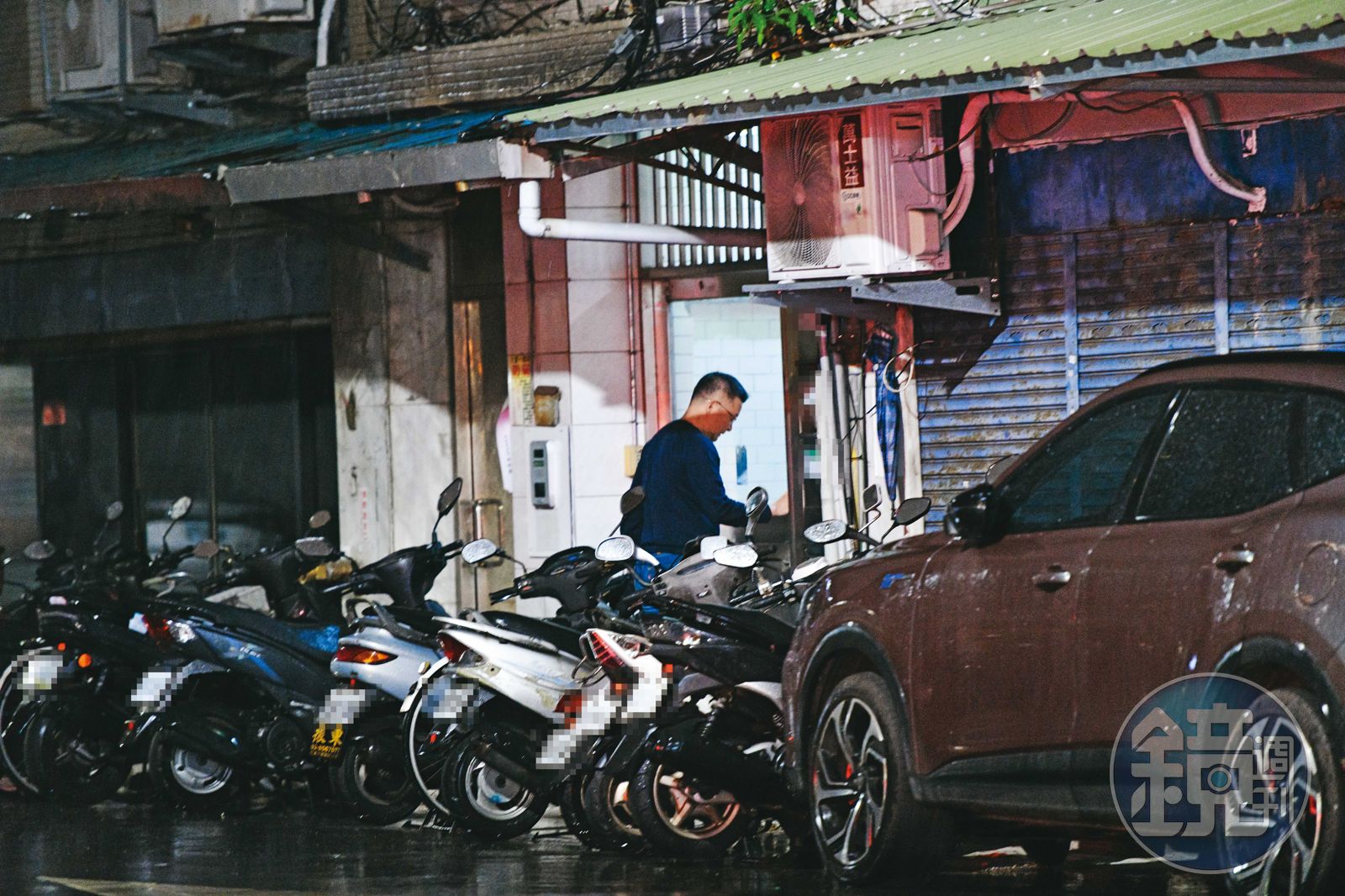 2024.12.23 19:54 徐宏民(圖)停好車後,也熟門熟路地上樓進入高女住處。 (圖/鏡週刊)