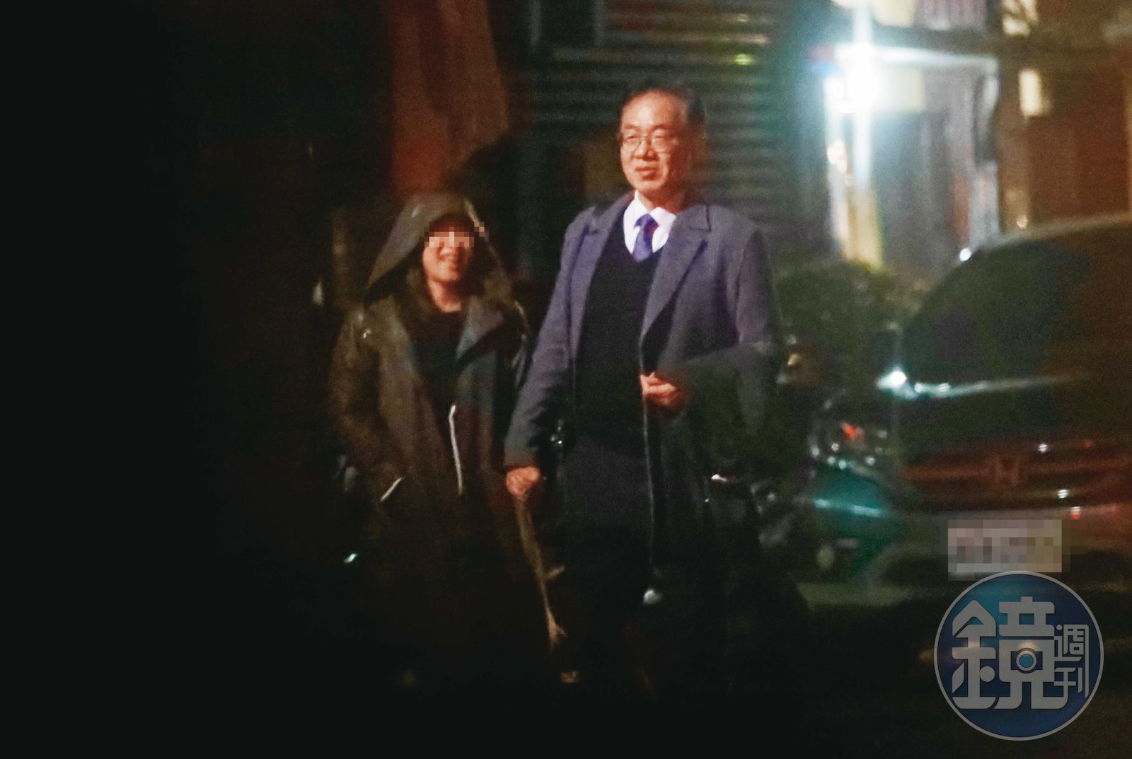 2025.01.16 19:58 成大副校長陳鴻震(右)與高女(左)吃完晚餐後,在細雨中牽手散步。(圖/鏡週刊)