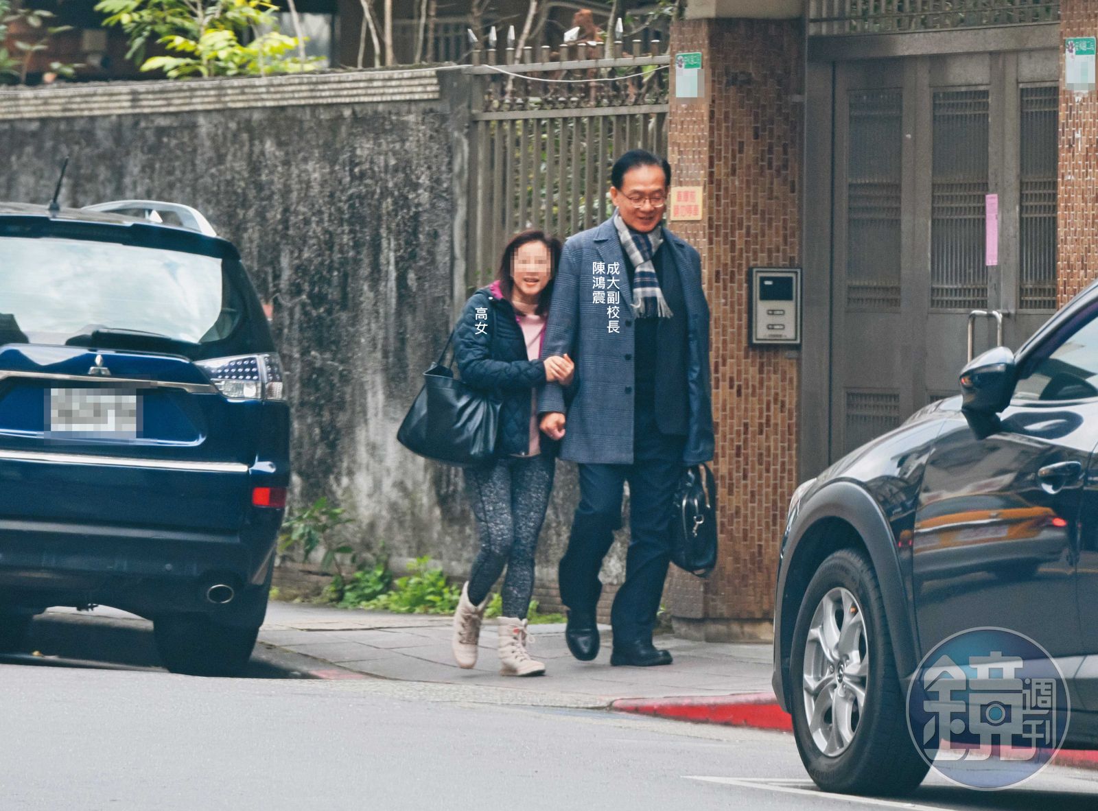 2025.01.17 13:51 成大副校長陳鴻震(右)到高姓女子(左)住處過夜,隔天一起出門,互動親密。(圖/鏡週刊)