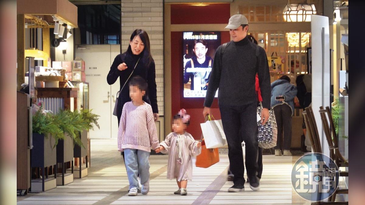 【明道爸氣全開】返台3週陪妻小逛大街 老婆免開口「明道自動付錢拎戰利品」