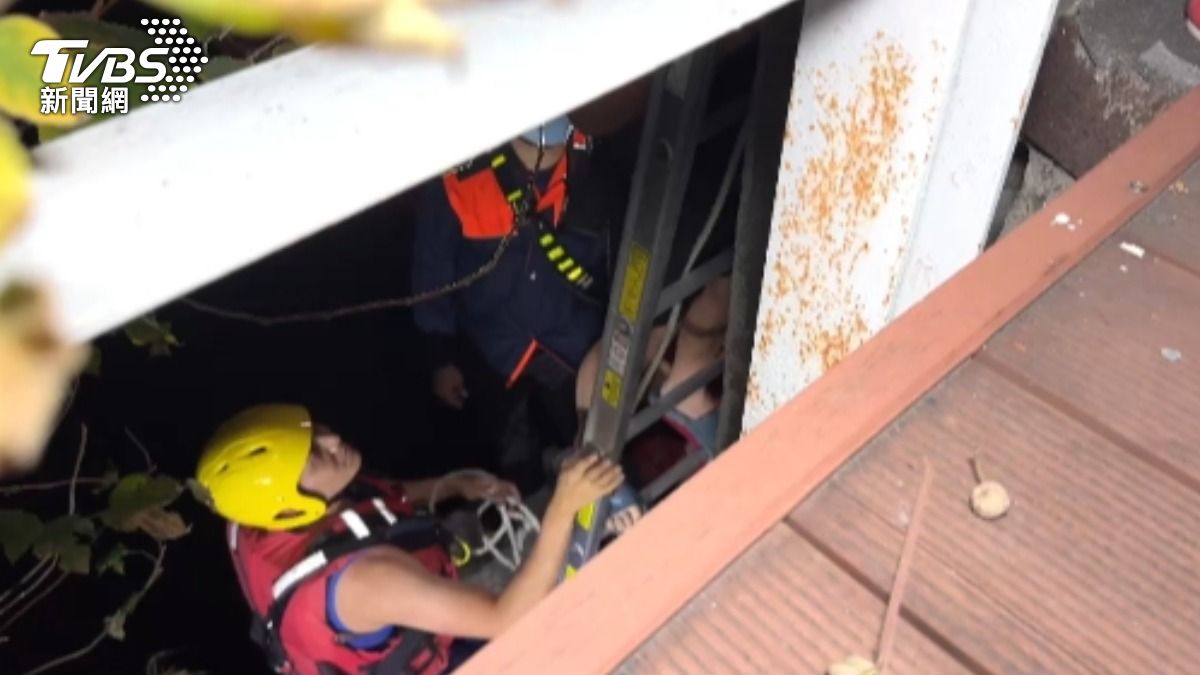 警消獲報趕抵現場救援落水男子。(圖/TVBS)