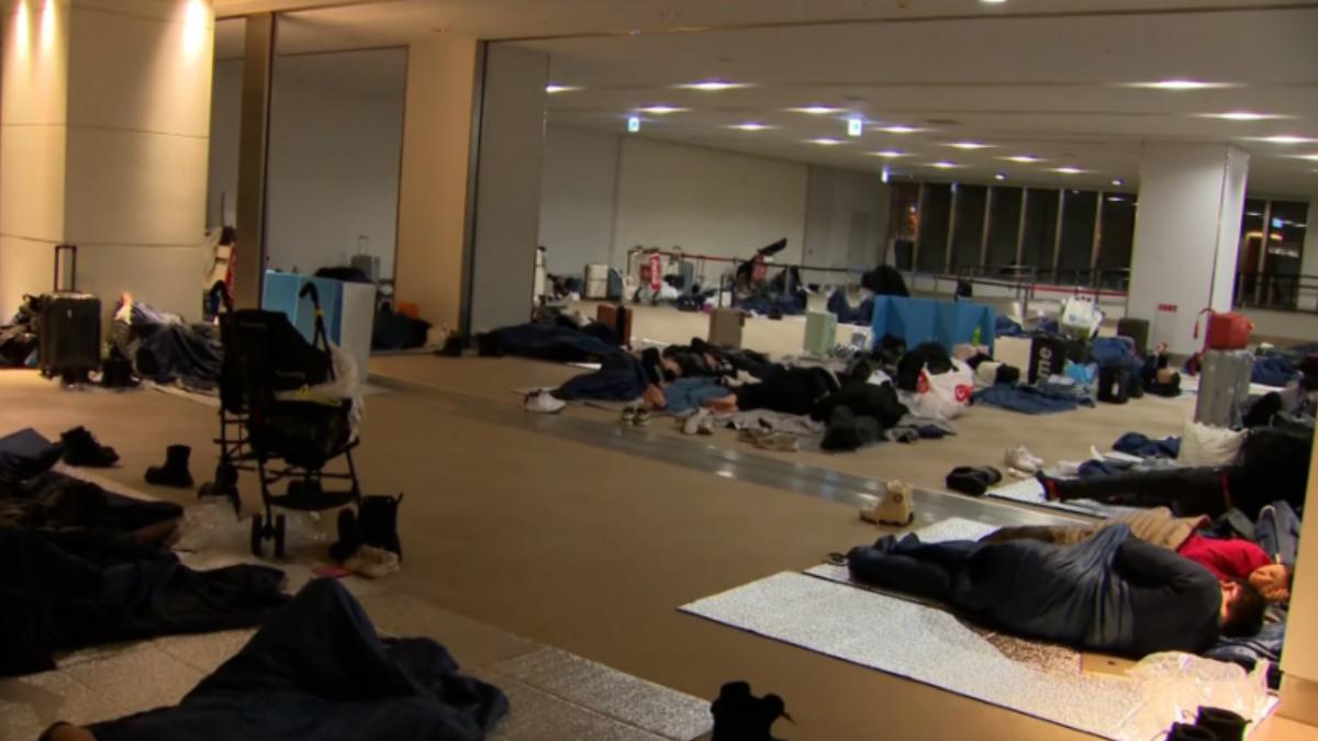 暴風雪來襲!新千歲機場118航班取消 千人「打地鋪過夜」