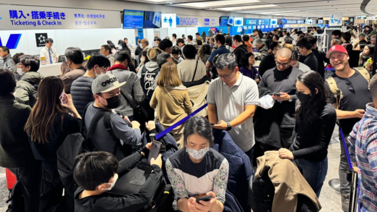 新千歲機場航空公司櫃台擠滿要更換航班的旅客。（圖／翻攝自X@Akagi__JP）