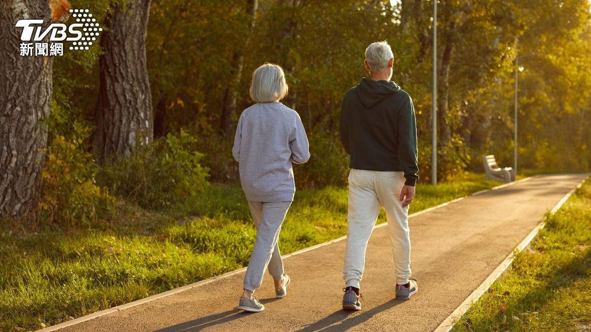 別再宅在家!英研究:每天步行超過1時間可「延壽11年」