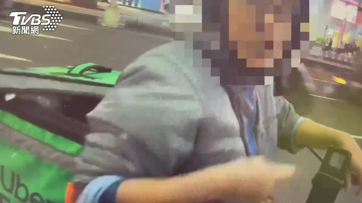 惱羞成怒！違規撕紅單還襲警　北市外送男遭壓制逮捕