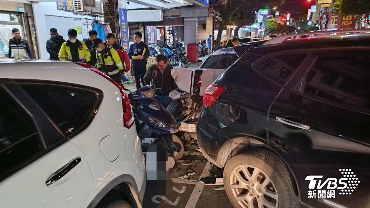 現場多車毀損。(圖/TVBS)