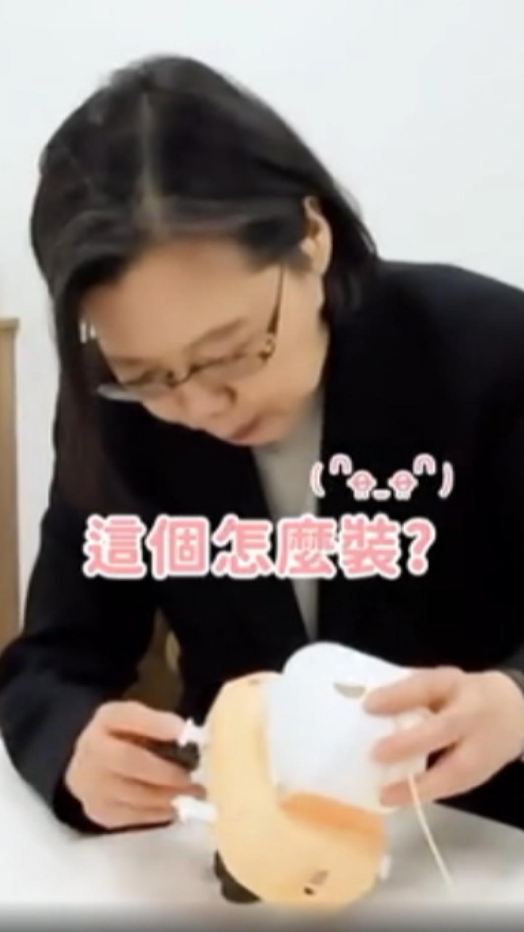 挑戰「 吉伊卡哇」提燈 蔡英文喬半天 (圖/蔡英文FB)