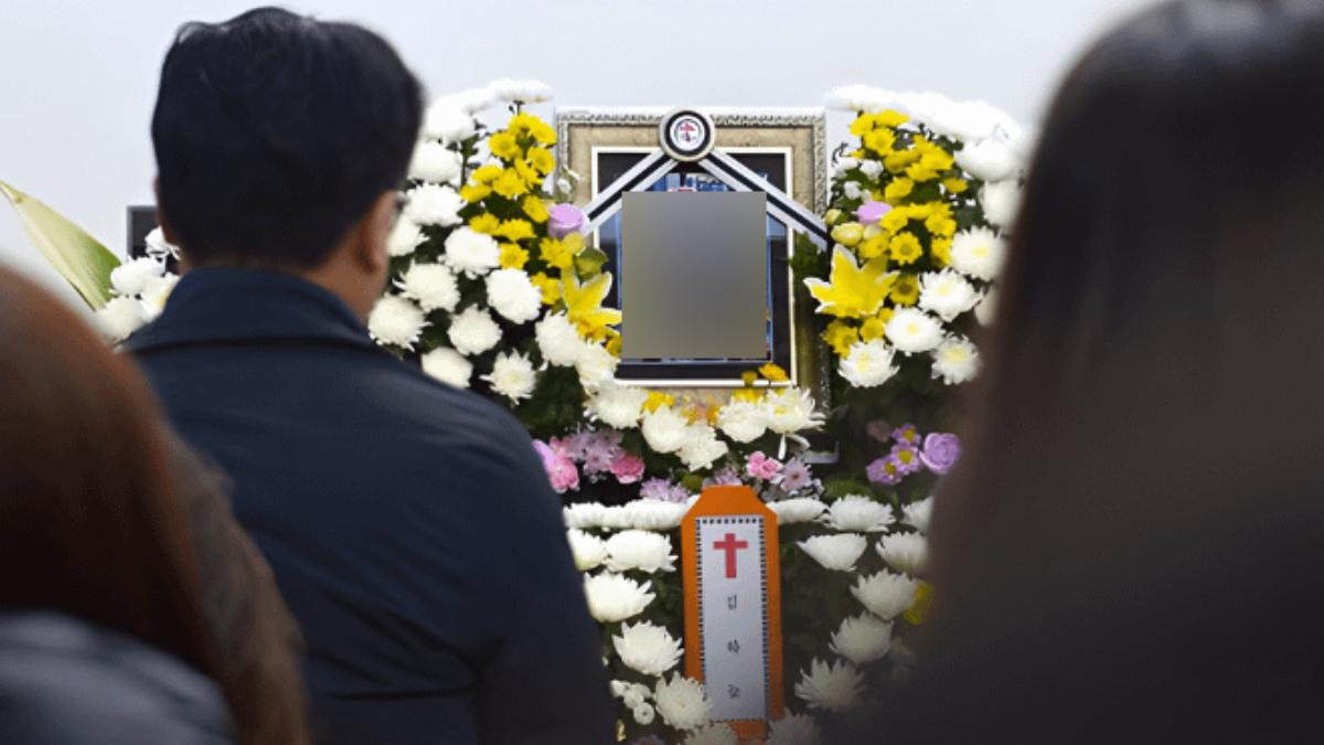 韓小學生遭師刺殺亡！生前「偶像是張員瑛」　IVE靈堂贈花圈小卡