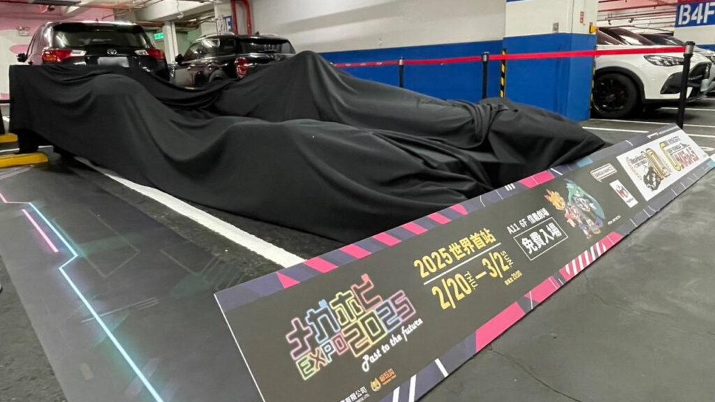 整車被黑布覆蓋,僅透出誇張的車體線條。(圖/翻攝自新光三越信義新天地臉書)