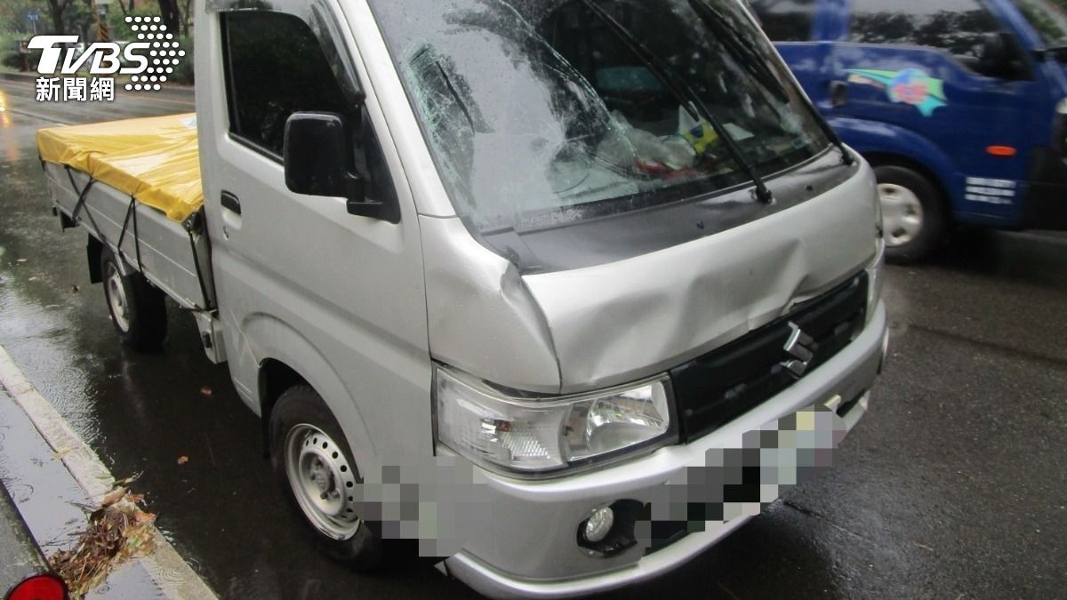 小貨車車頭毀損。(圖/TVBS)