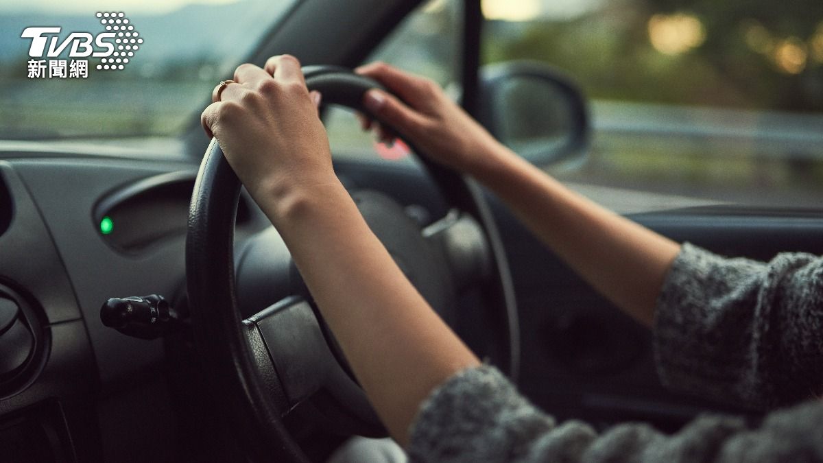 一間廠商徵員工10個有9個不會開手排車。（示意圖／shutterstock達志影像）