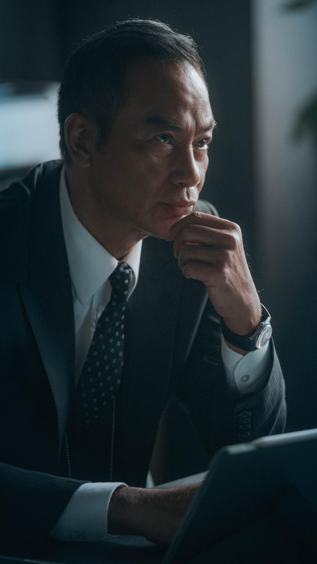 任達華時常在電影中飾演警察,在《潛行》中同樣飾演警察角色。(圖/LiTV、任達華提供)