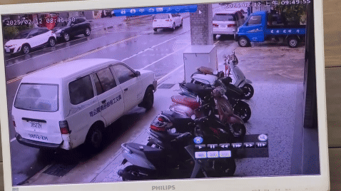 BMW和路邊起步的汽車發生碰撞。(圖/TVBS)