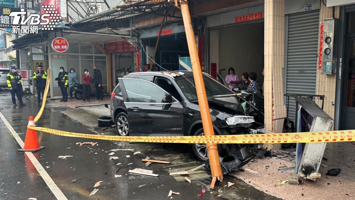 有片／BMW遭路停汽車撞！噴進民宅騎樓　車上3人受傷　