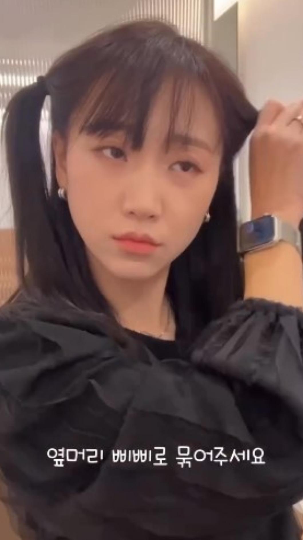 使用髮圈分區,打造更均勻的捲髮效果(圖/翻攝自IG@chahong_official )