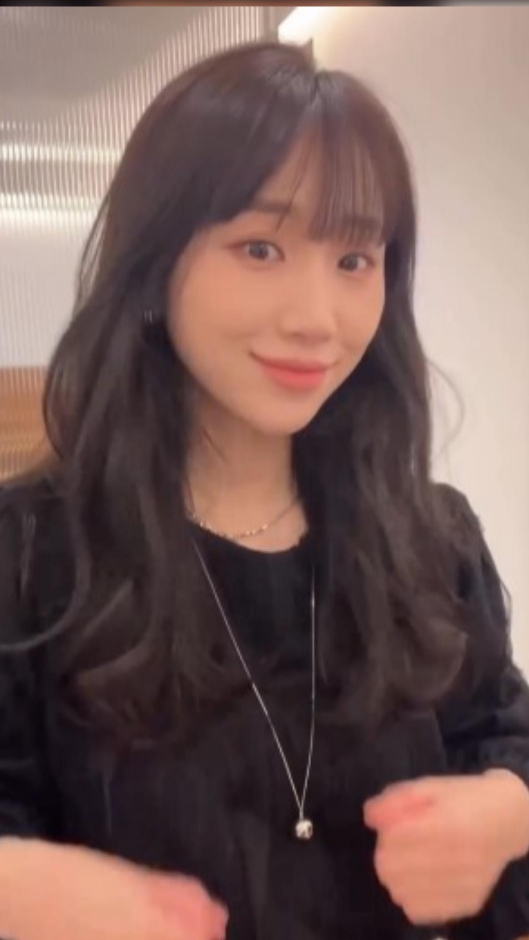 取下髮圈,輕鬆打造完美捲髮造型!(圖/翻攝自IG@chahong_official )