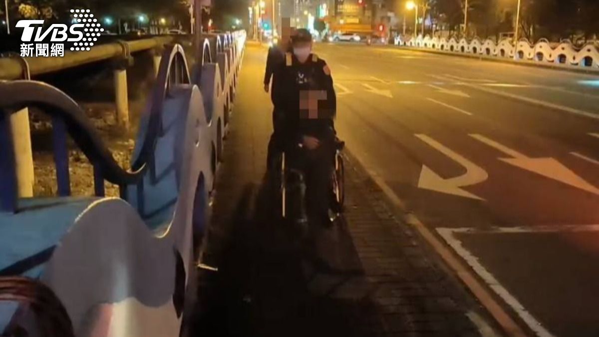 員警介入關心老翁。(圖/TVBS)