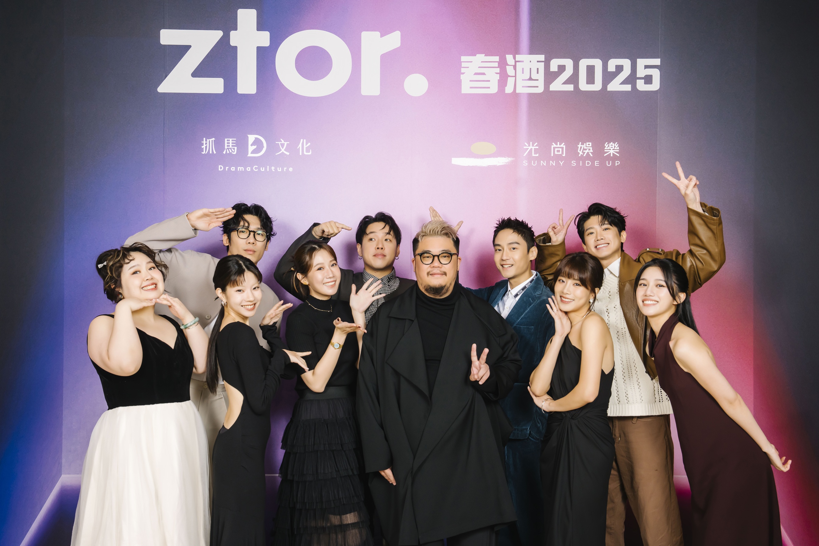 抓馬文化董事總經理謝國豪Kevin(中)與旗下藝人,前排左起:大文、Hoho何諭函、方志友、Kevin 、王上菲、張俐晴;後排左起:忒修斯(翔煜、小正)、大鶴、洪言翔。(圖/抓馬文化提供)