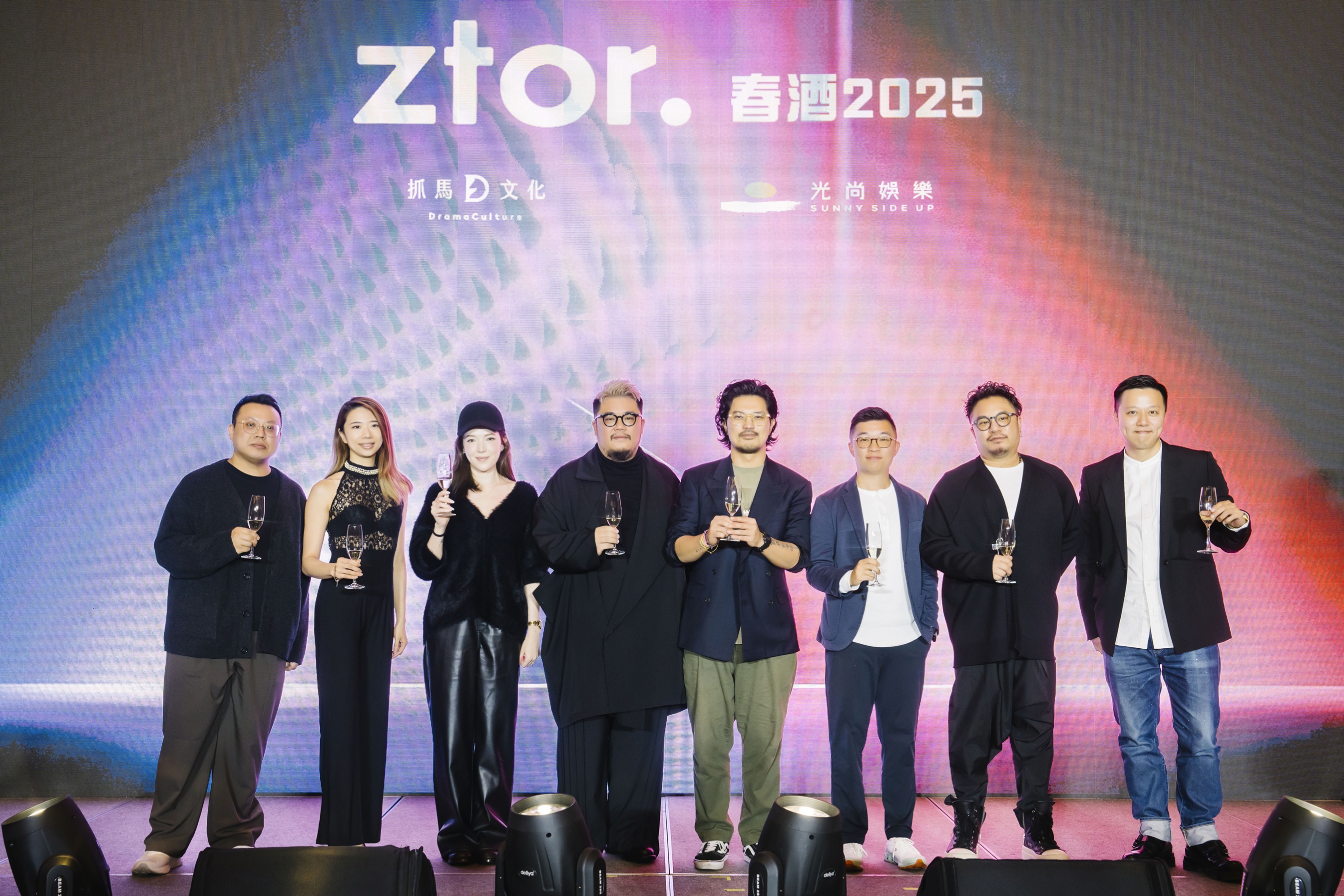 許瑋甯(左三)與抓馬文化合組「時間軸製作所」,含括藝人管理、影視制作及藝術開發等。(圖/抓馬文化提供)