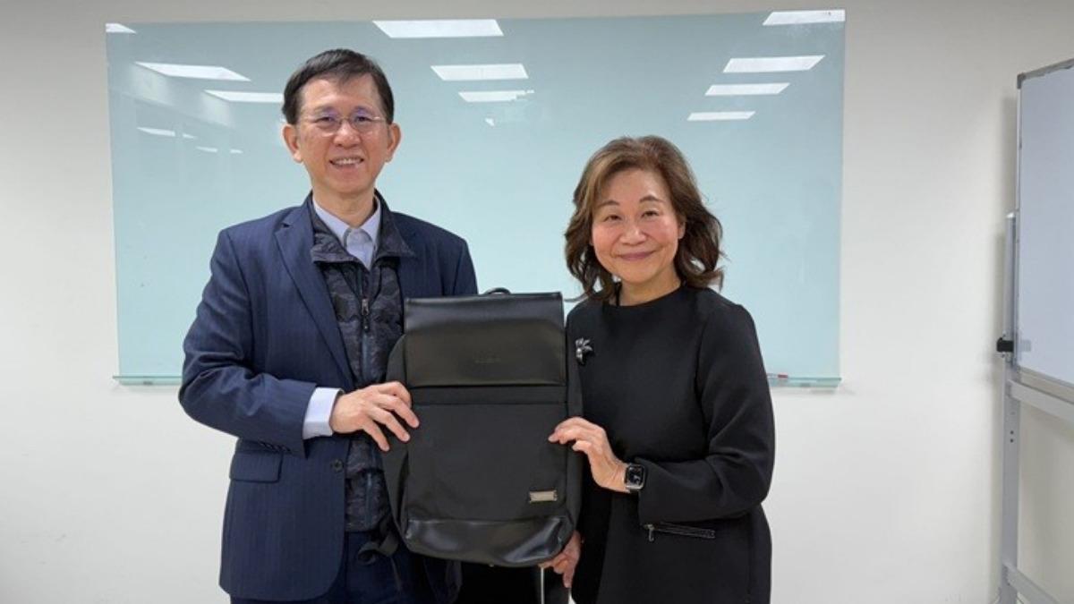 數位發展部部長黃彥男(左)與Taboola 研發副總裁俞寧寧 Ning Ning Yu (圖／翻攝ＤＭＡ)