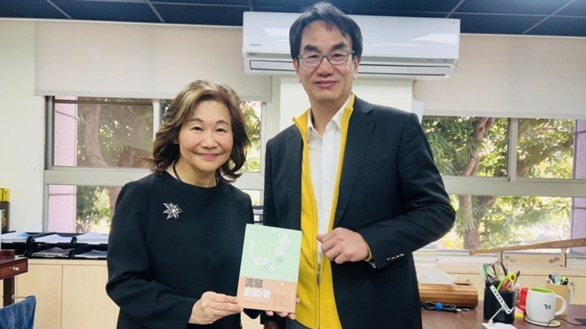 Taboola 研發副總裁俞寧寧Ning Ning Yu(左) 與數位發展部政務次長林宜敬。(圖/翻攝DMA)