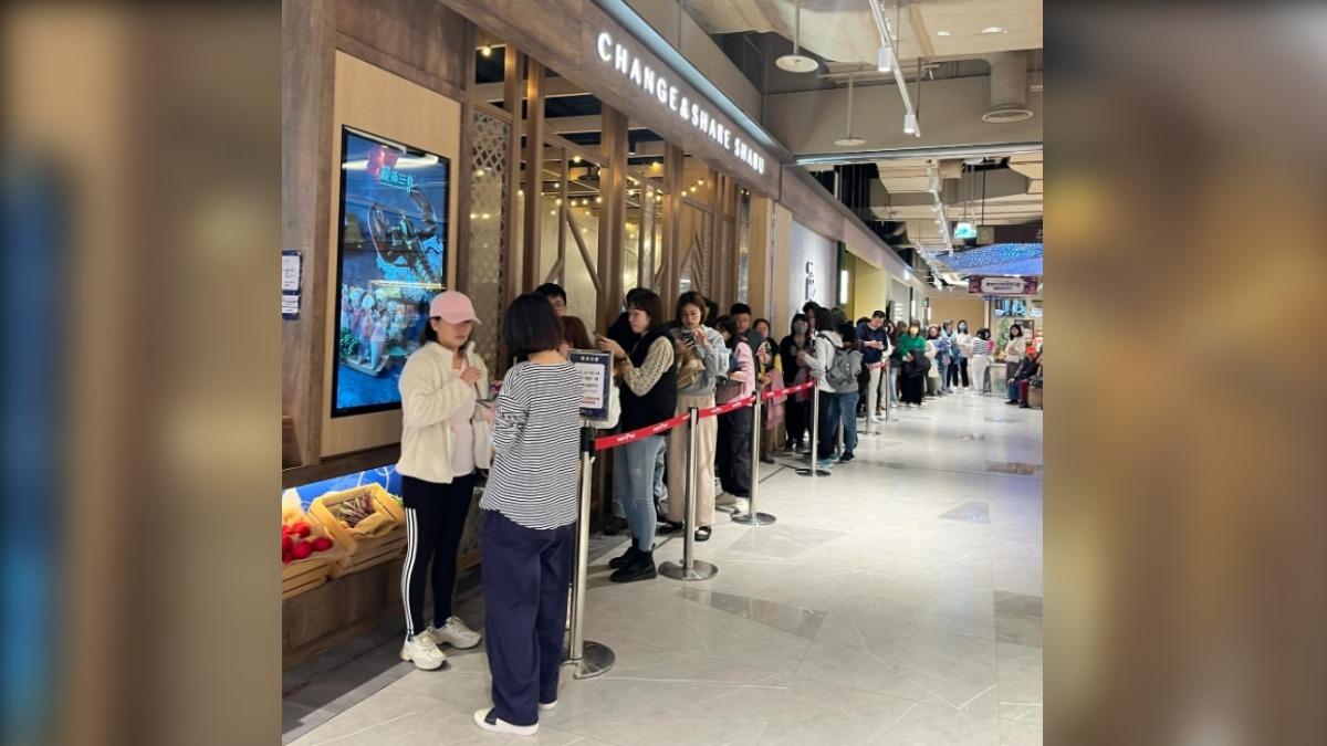 網友直擊裕隆城1店大排長龍。(圖/翻攝自Threads)