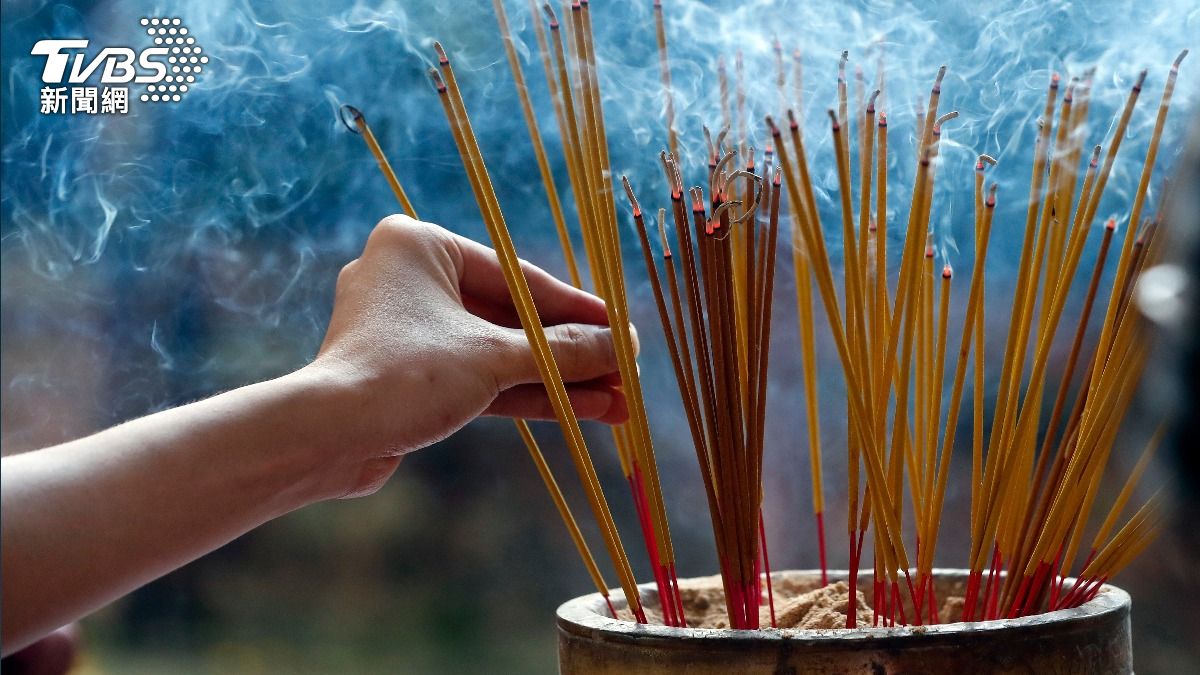 去寺廟祭拜土地公時要穿戴整齊。（示意圖／shutterstock達志影像）